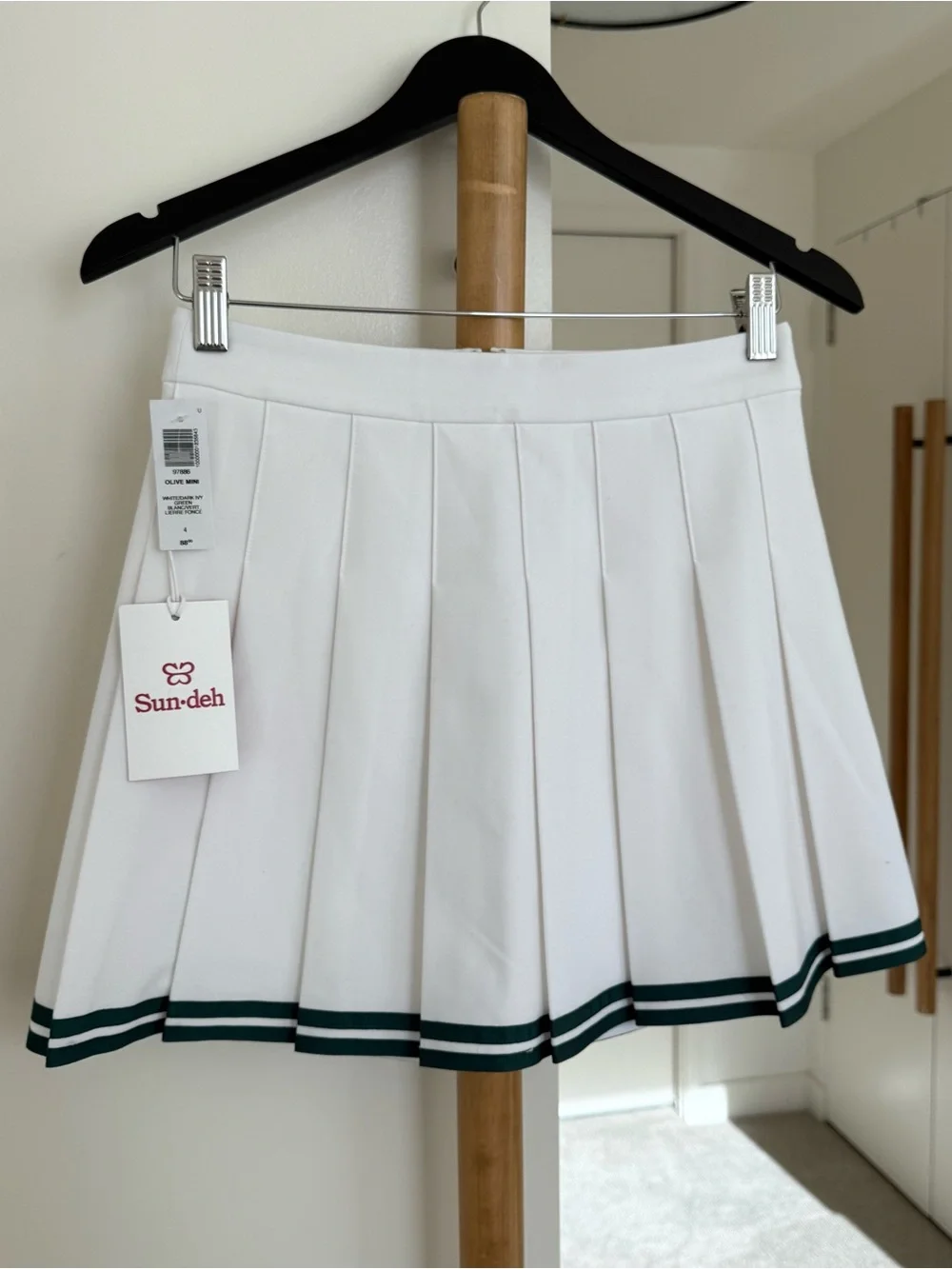 Aritzia. Sun-deh White Pleated Mini Tennis Skirt. US 4 size, true to size. New.